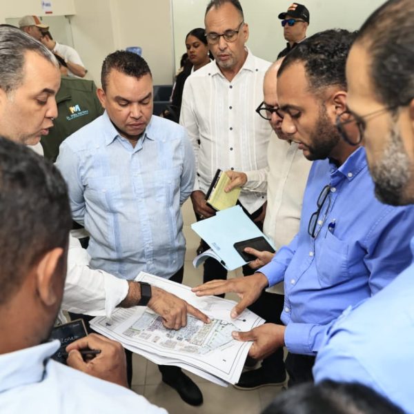 Dr. Julio Landr&oacute;n supervisa hospital &Aacute;ngel Mar&iacute;a Gat&oacute;n y anuncia apertura segunda fase