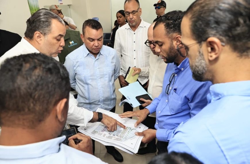 Dr. Julio Landr&oacute;n supervisa hospital &Aacute;ngel Mar&iacute;a Gat&oacute;n y anuncia apertura segunda fase